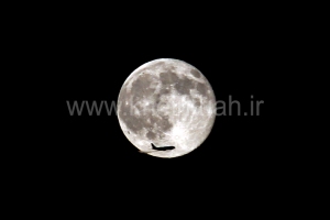 یک هواپیما از فرودگاه شهر سن حوزه از روبروی ماه می گذرد. عکس: محمد خیرخواه